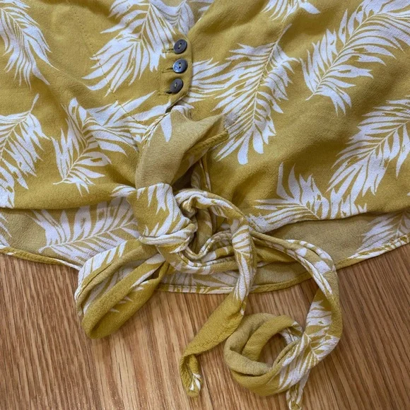 SOLD SOLD SOLD Palm print🏝 wrap crop small top - Picture 7 of 9